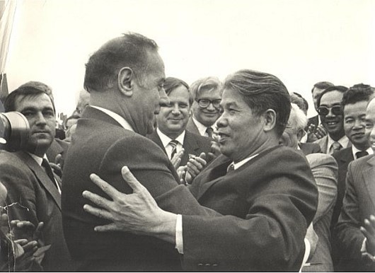 Năm 1983, ông Heydar Alyiev đến thăm Việt Nam trên cương vị uỷ viên Bộ Chính trị, Phó Chủ tịch thứ nhất Liên Xô. Ảnh: Ông Heydar cùng nguyên Tổng Bí Thư Đỗ Mười. / ĐSQ cung cấp. 