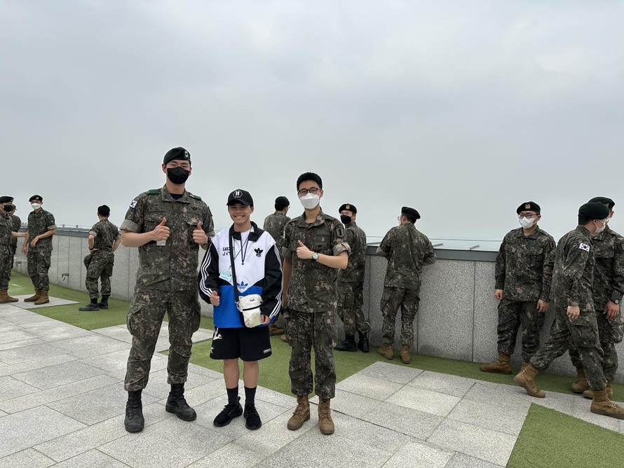 Du khách có thể xin phép chụp hình chung với lính nghĩa vụ Hàn Quốc. 