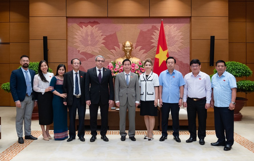 Nhóm Nghị sĩ hữu nghị Việt Nam – Azerbaijan chụp ảnh lưu niệm cùng Đại sứ Azerbaijan tại Việt Nam