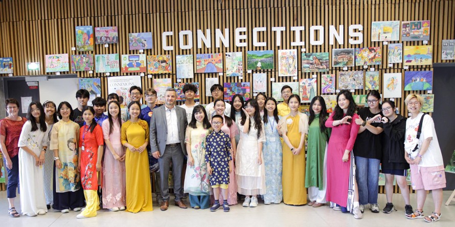 Triển lãm Connections và dự án Toucher Arts được thực hiện bởi 25 học sinh sinh viên người Việt và gốc Việt đến từ Mỹ, Pháp, Anh, Úc và Việt Nam. 
