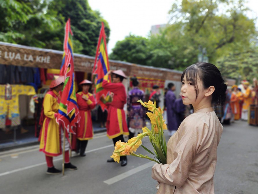 Trăm hoa khoe sắc tại Ngày hội Việt phục: "Bách Hoa Bộ hành"