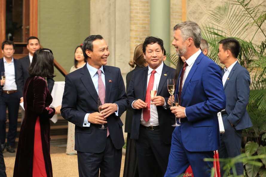 ĐS Lương Thanh Nghị trò chuyện cùng Thái tử kế vị Frederick (đương kim nhà Vua Đan Mạch) tại tiệc chiêu đãi kỷ niệm Quốc khánh Việt Nam (5/9/2023)