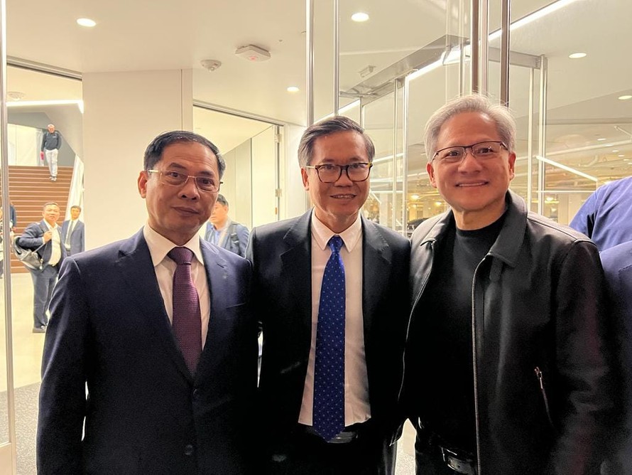 Tổng lãnh sự Hoàng Anh Tuấn (đứng giữa) cùng Bộ trưởng Ngoại giao Bùi Thanh Sơn và CEO NVIDIA Jensen Huang. 