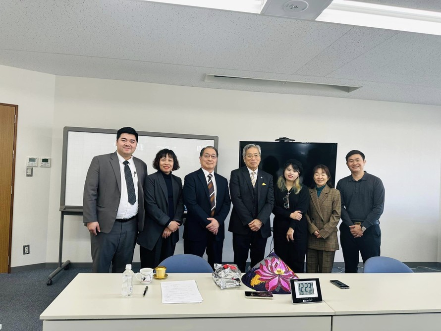 Đoàn công tác Tạp chí Ngày Nay chụp ảnh cùng Giáo sư Yuji Suzuki và cán bộ Hiệp hội Tư vấn Giá trị Nhật Bản SJVE.
