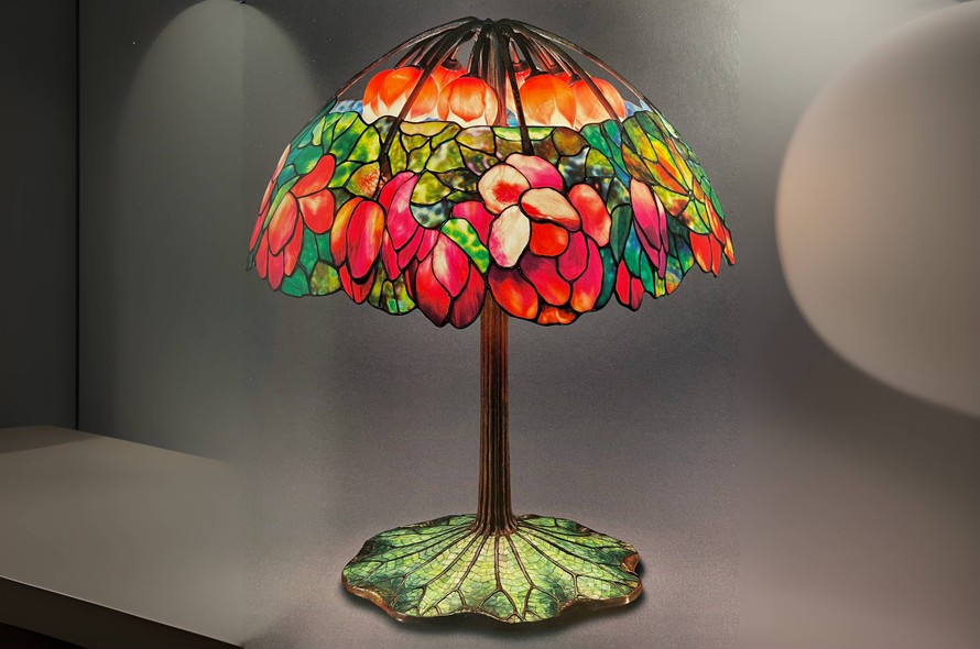 Đèn kính màu hoa sen đắt giá. Ảnh: The Lamps of Louis Comfort Tiffany