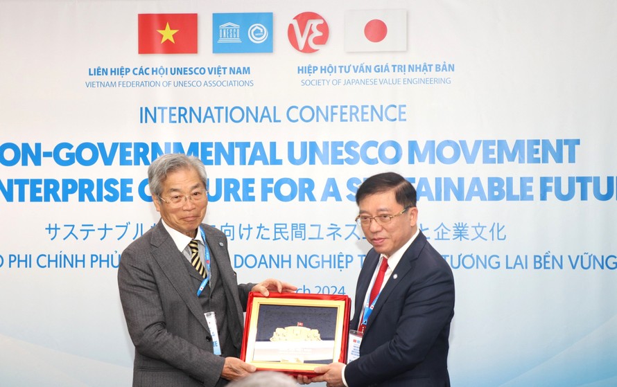 Ông Nguyễn Tuấn Anh, Ủy viên Uỷ ban Xã hội của Quốc hội trao quà lưu niệm cho GS Yuji Suzuki. 