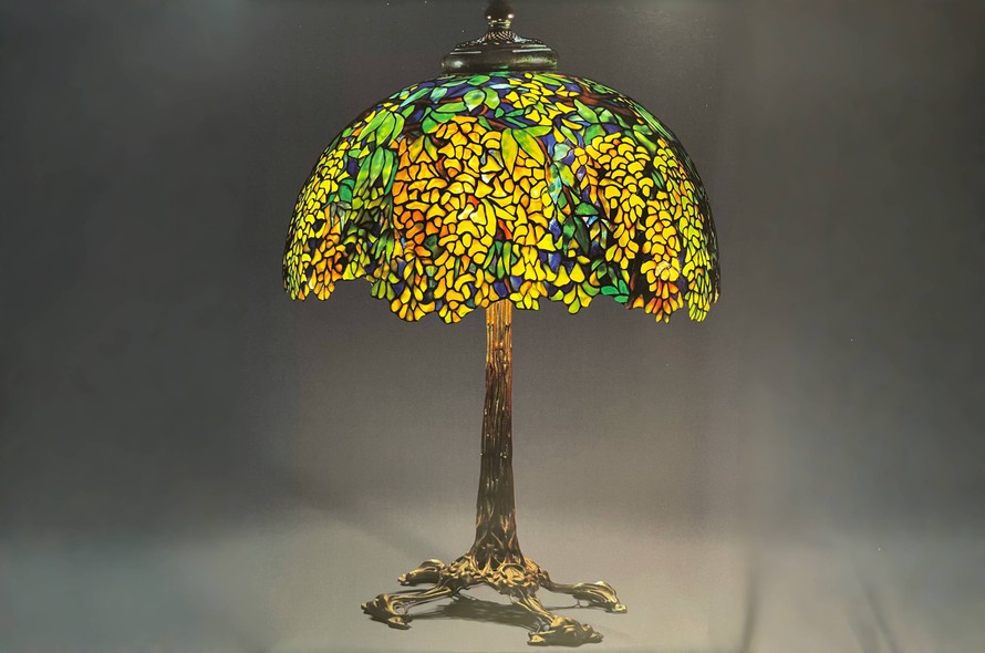 Chiêm ngưỡng vẻ đẹp rực rỡ của hoa kim tước trên đèn kính màu Tiffany. Ảnh: The Lamps of Louis Comfort Tiffany