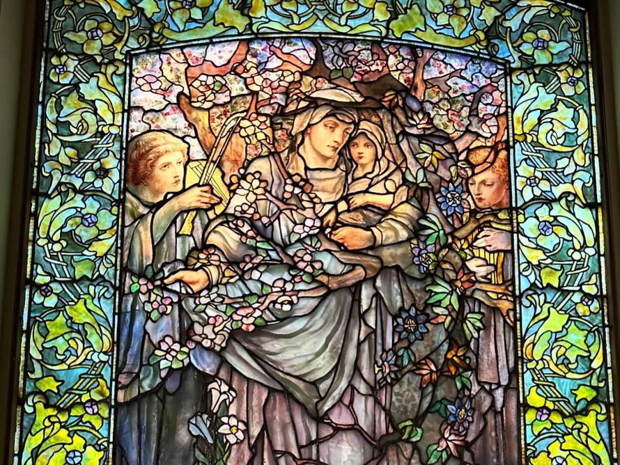 Kiệt tác cửa sổ kính màu Tiffany lung linh tại nhà thờ Phố Arlington 