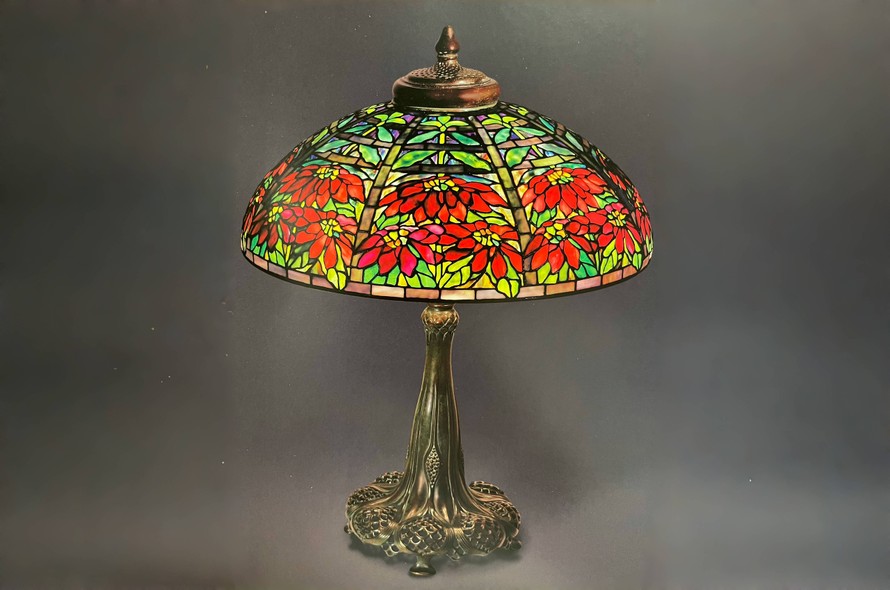 Sắc đỏ rực rỡ của hoa trạng nguyên trên đèn kính màu Tiffany. Ảnh: The Lamps of Louis Comfort Tiffany