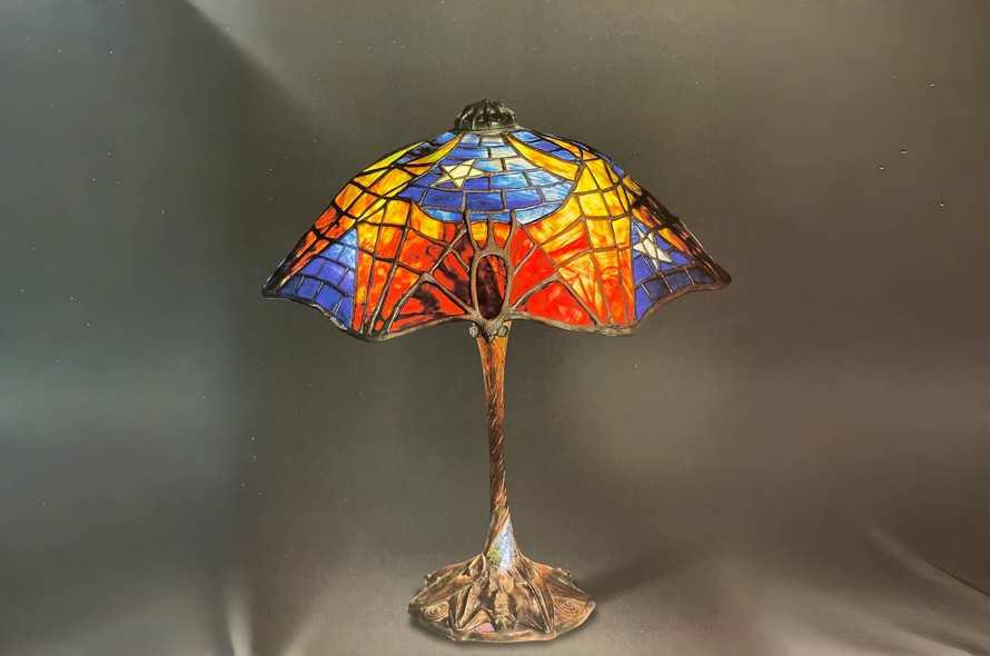 Khi dơi bay vào nghệ thuật trang trí của Tiffany Studios. Ảnh: The Lamps of Louis Comfort Tiffany
