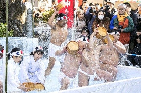 Rét run nhìn người Nhật đóng khố tắm nước lạnh mừng năm mới