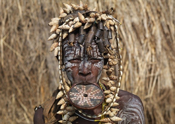 Những chiêu làm đẹp quái dị của bộ tộc Châu Phi