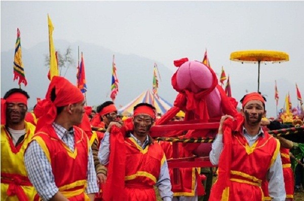 Lễ hội 'rước của quý' độc đáo có '1-0-2' ở Việt Nam