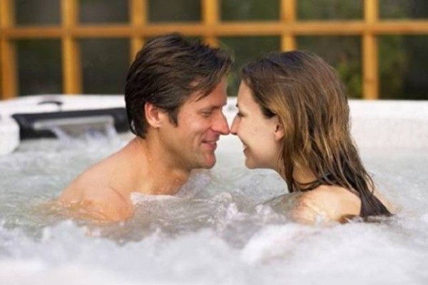 Phát hiện bí mật động trời sau lần chồng đòi 'yêu' trong nhà tắm