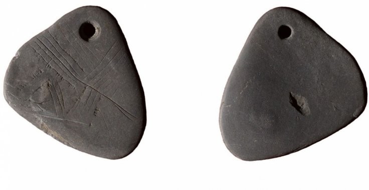 Tìm thấy mặt dây chuyền 11.000 năm tuổi chạm khắc bí ẩn ở Anh