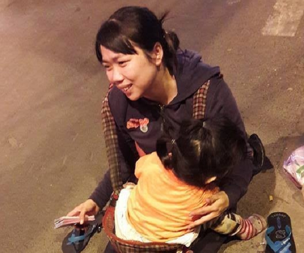 Nhói lòng người phụ nữ bại liệt bị chồng ruồng bỏ vì sinh bé gái