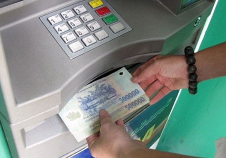 Cách rút tiền tại ATM dễ dàng trong dịp Tết