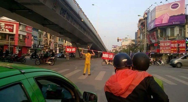 Xôn xao hành động kỳ lạ của người đàn ông giữa phố Hà Nội