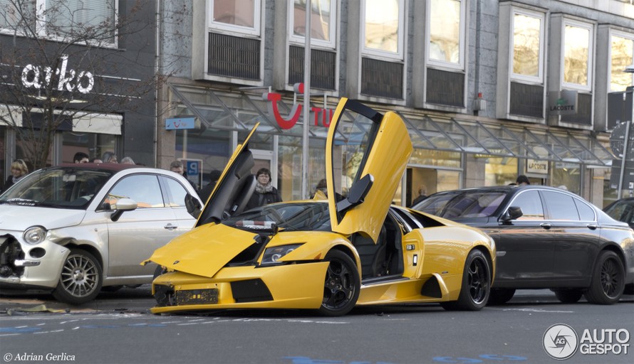 Siêu xe Lamborghini nát đầu vì tỷ thí tốc độ trên… phố