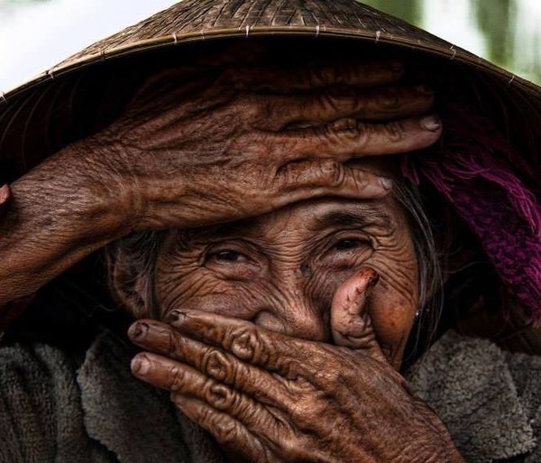 Nhiếp ảnh gia Pháp tặng bức ảnh ‘Bà cụ đẹp nhất thế giới’ cho VN