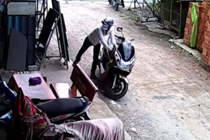 Bị tóm vì mang xe máy trộm được trở lại… hiện trường