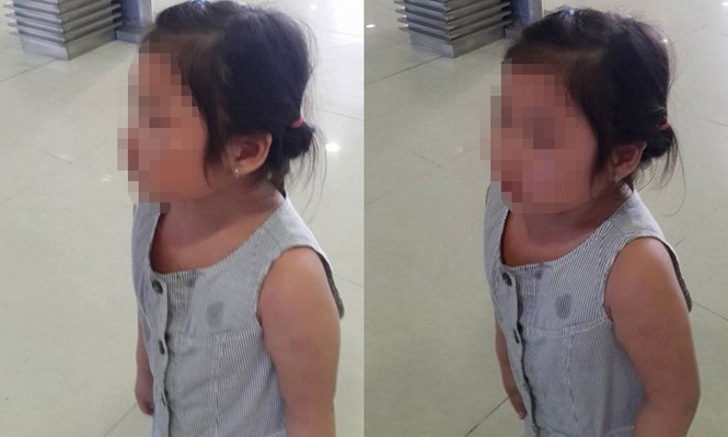 Đau lòng cảnh bé bị bạo hành mẹ thản nhiên đứng nhìn ở sân bay