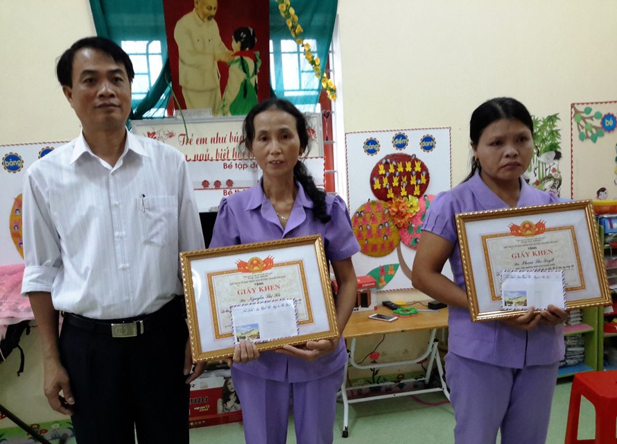 Tặng Giấy khen cho 2 cô giáo bảo vệ học sinh trước đàn ong rừng