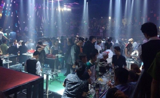 Hơn 300 khách 'chơi bar' chạy tán loạn vì cảnh sát đột kích