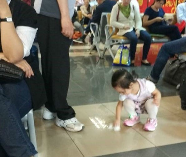 Ảnh em bé lau sàn ở sân bay, ngẫm cách dạy con của người Việt