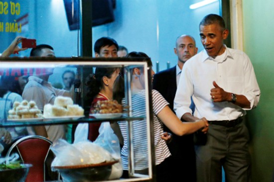 Quán bún chả Hà Nội đông nghịt khách sau khi Obama ghé ăn