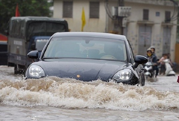 11 điều cần làm ngay khi ô tô bị ngập nước 