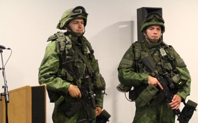Siêu quân phục Nga 'chấp' súng lục bắn ở cư li 10m