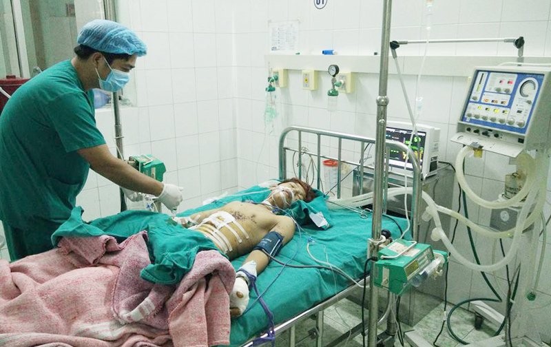 Sửa đèn pin Trung Quốc, nam sinh bị thủng ruột