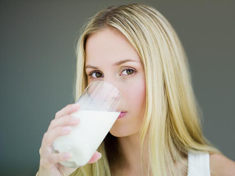 Nếu bạn uống sữa trước khi đi ngủ điều gì sẽ xảy ra?