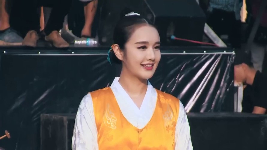 Thiếu nữ Hàn Quốc xinh đẹp 'gây sốt' trong Festival Huế là ai?