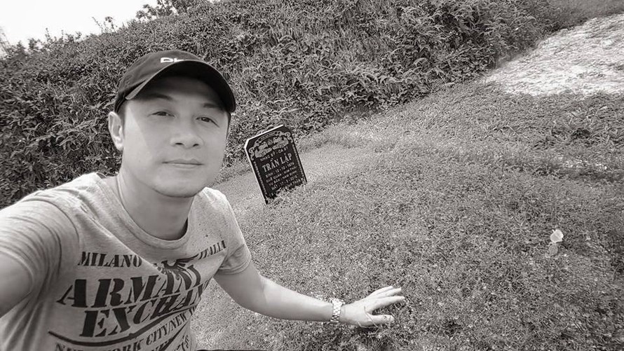 MC Anh Tuấn bên mộ Trần Lập... selfie cùng nhau như ngày xưa