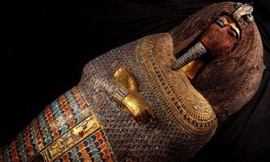 Ai Cập tìm chủ nhân quan tài chứa hộp sọ và 500 lá vàng