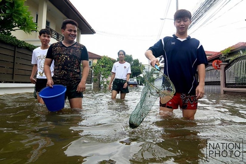 Đường phố Bangkok hóa sông do mưa lớn nhất trong 25 năm