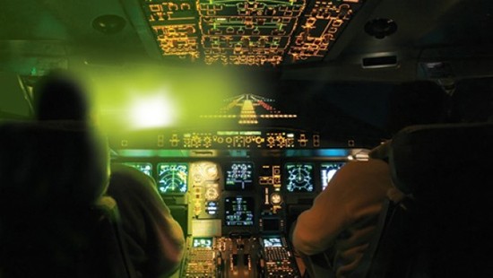 Hàng không thế giới đau đầu vì đèn chiếu laser