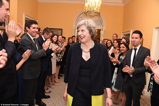 Bà Theresa May chính thức trở thành thủ tướng Anh
