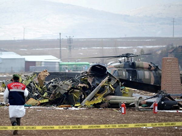 Máy bay quân sự rơi trong khi huấn luyện, 2 người chết