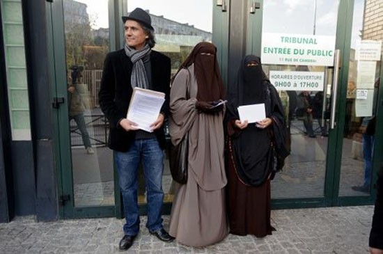 Đại gia nộp phạt thay những phụ nữ mặc burkini ở Pháp