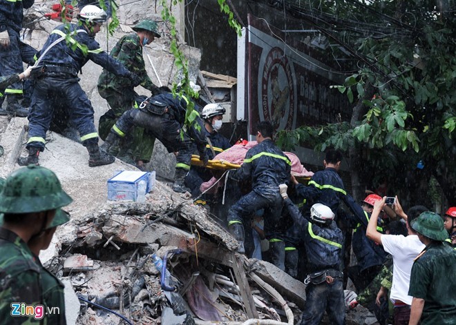 Sập nhà 4 tầng gần phố cổ Hà Nội, 4 người bị vùi lấp