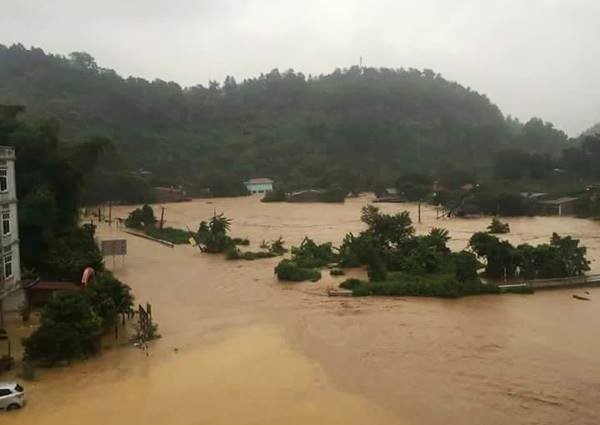 Lũ cuồn cuộn đổ về sông Hồng, 11 người chết và mất tích