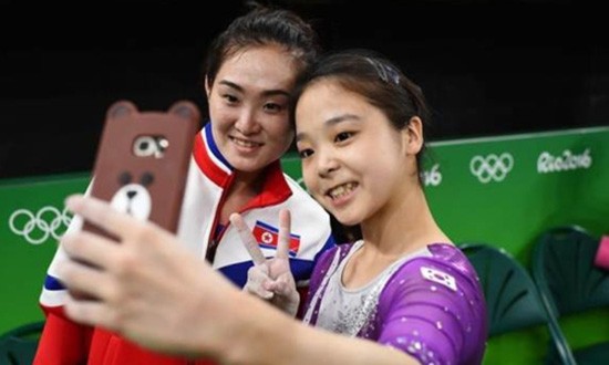Vận động viên Hàn Quốc và Triều Tiên chụp ảnh chung ở Olympic