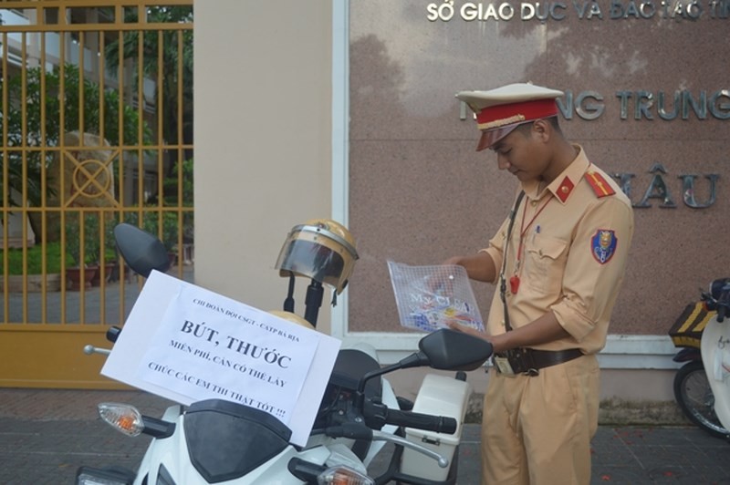 Cảnh sát giao thông tặng bút, thước cho sĩ tử ở kỳ thi THPT Quốc gia