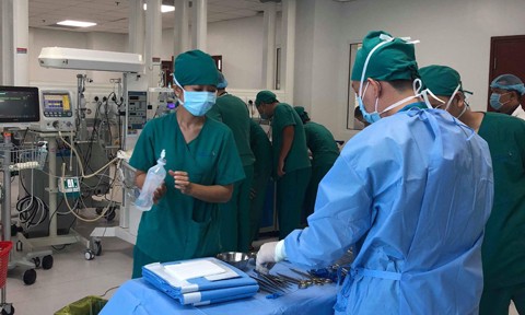 Hơn 10 bác sĩ được huy động phẫu thuật cấp cứu tại giường cho bé gái (Ảnh: Báo Công an thành phố Hồ Chí Minh)