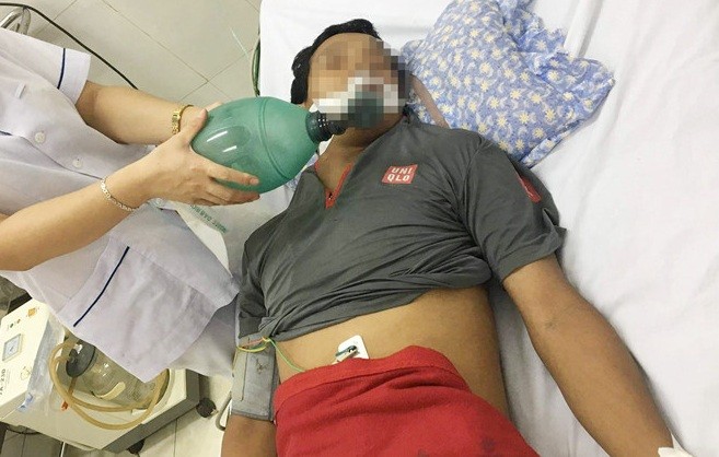 Anh Vi Văn Sơn được cấp cứu trong tình trạng nguy kịch do ngộ độc rượu.