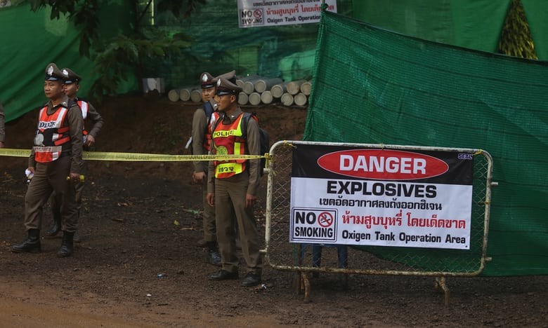 Bên ngoài hang Tham Luang, cảnh sát vẫn phong tỏa hiện trường.