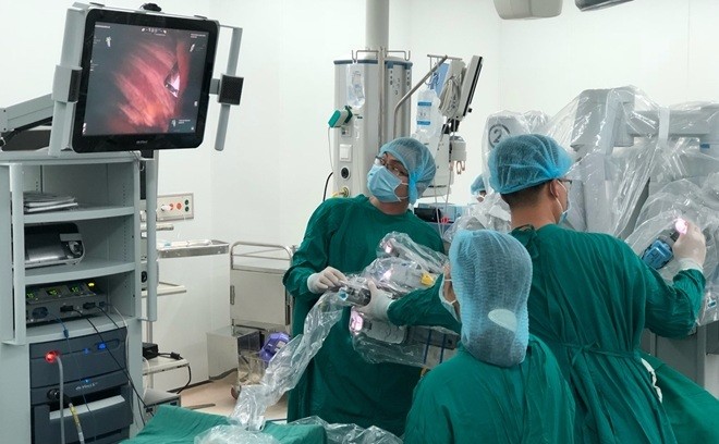 Việt Nam lần đầu cắt tuyến ức chữa nhược cơ có sự hỗ trợ của robot